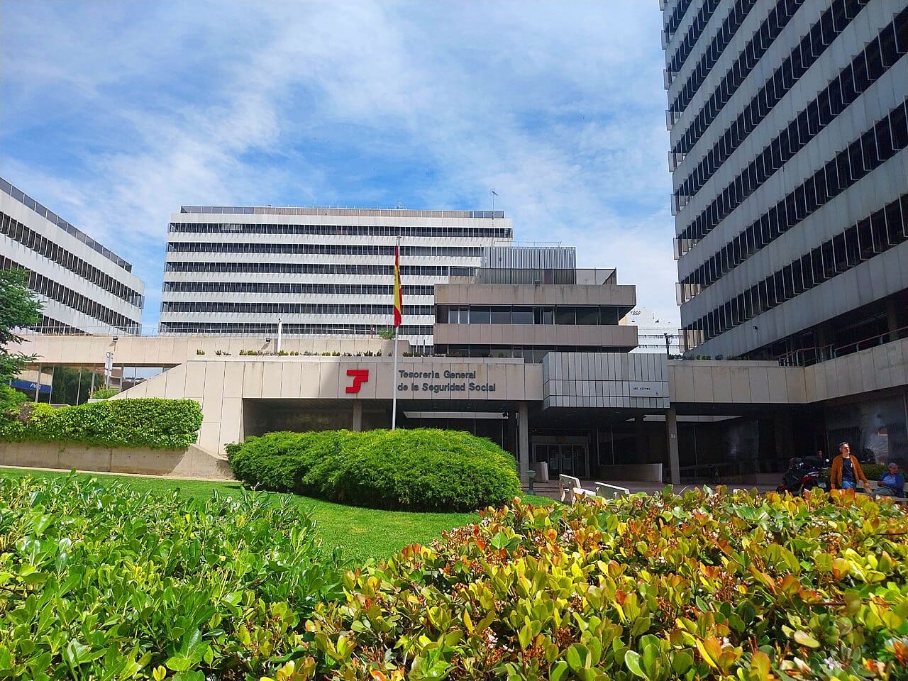 Fotografía de archivo · Sede de la Tesorería General de la Seguridad Social con bandera española y edificios de oficinas al