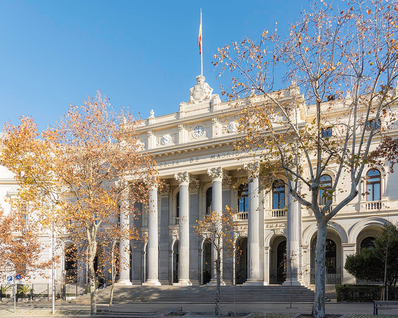 El Ibex 35 cae un 1,18% hasta los 18.892 puntos por la tensión en Ormuz y los bonos
