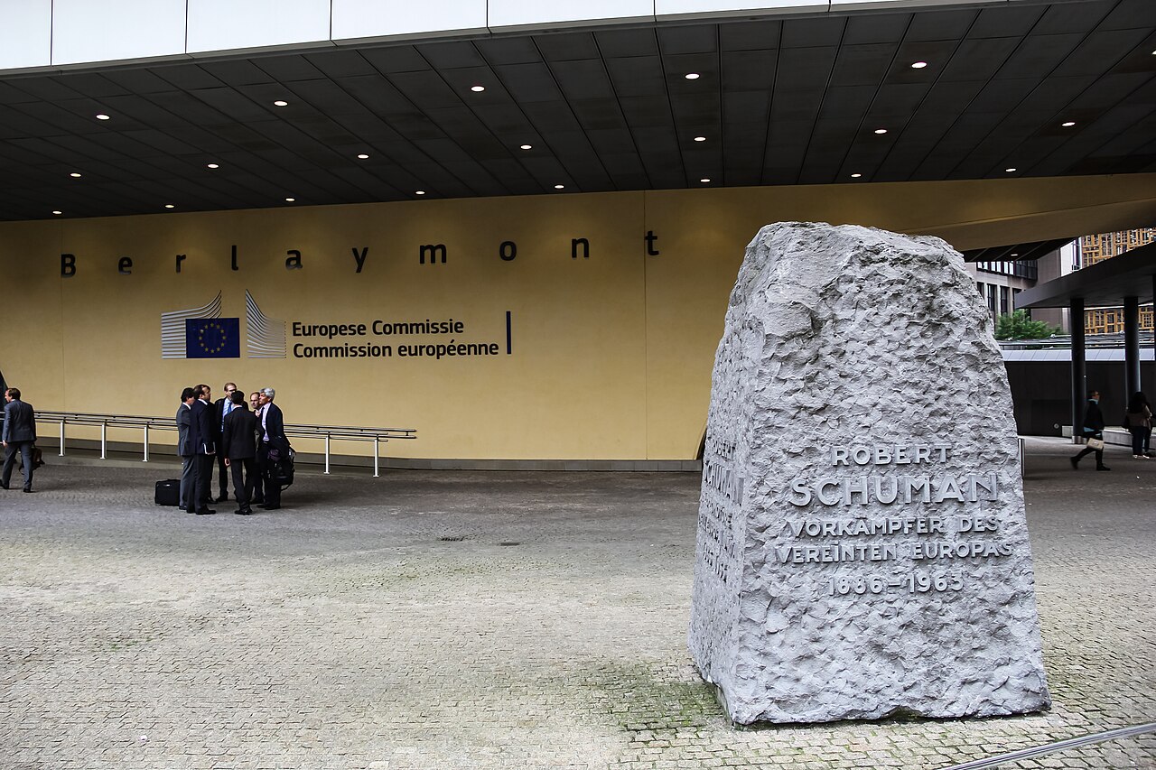 Fotografía de archivo · Fachada de la Comisión Europea en Berlaymont con monumento a Robert Schuman y funcionarios en la pla