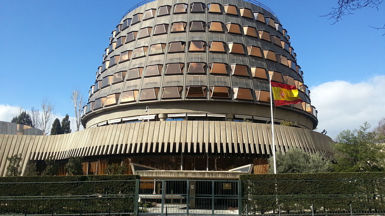 Fotografía de archivo · Fachada del Tribunal Constitucional con bandera de España y entrada vallada