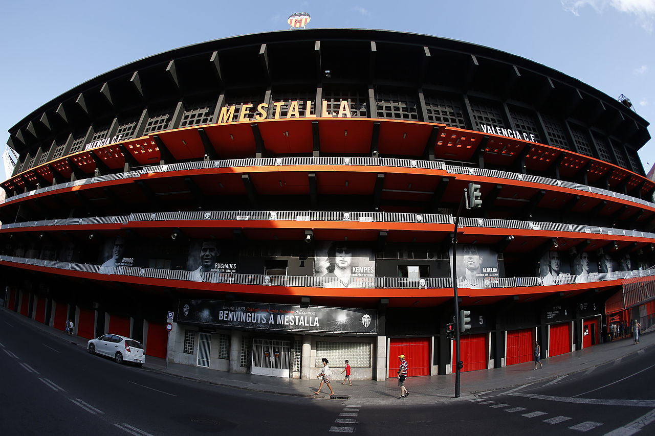 Fotografía de archivo · Estadio Mestalla del Valencia CF con fachada de hormigón, bandas rojas y rótulos en blanco y dorado